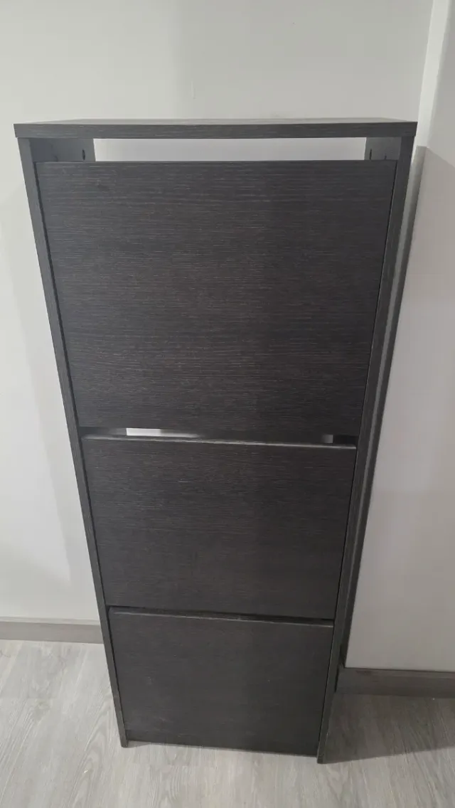 Zapatero de madera oscuro