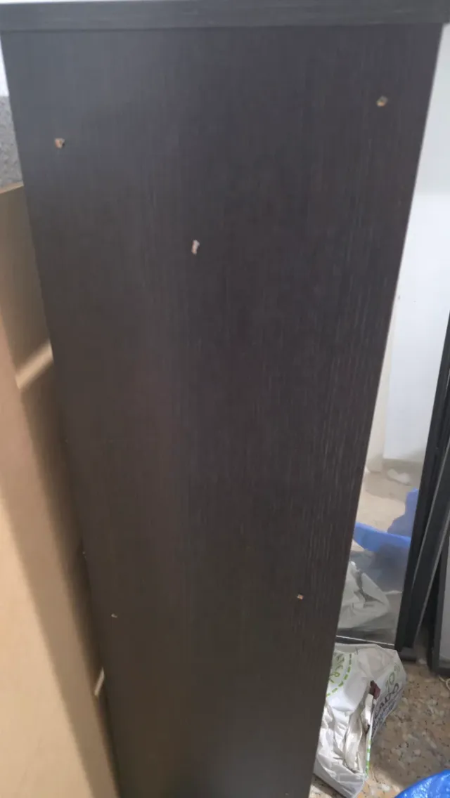 Zapatero de madera oscuro