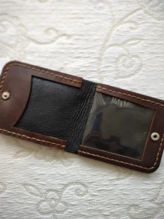Monedero de cuero marrón