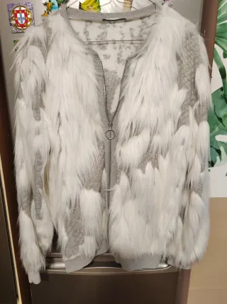 Bomber gris y blanco con pelo