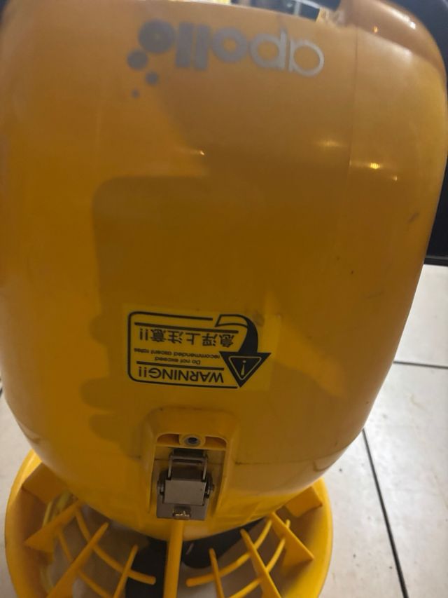 Attrezzatura subacquea gialla immergibile