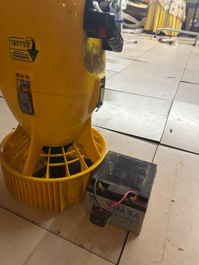 Attrezzatura subacquea gialla immergibile