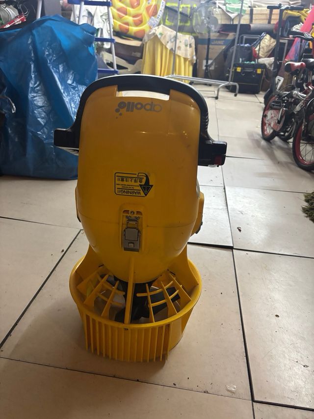 Attrezzatura subacquea gialla immergibile