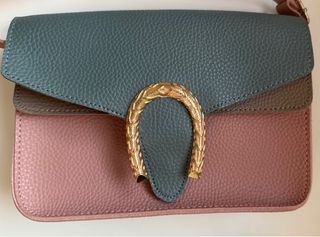 Bolso bandolera mujer rosa y celeste.