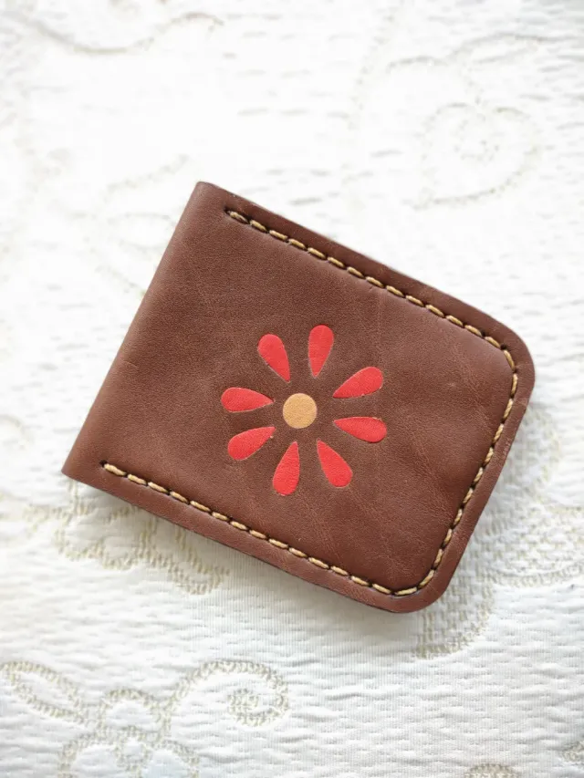 Monedero de cuero con flor artesanal