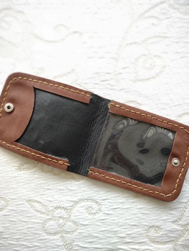 Monedero de cuero con flor artesanal