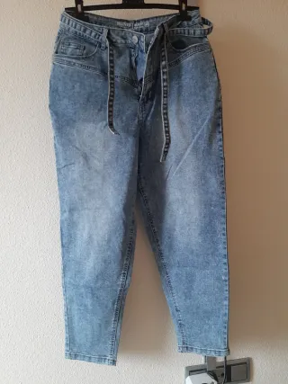 Vaqueros Mom Fit Beloved