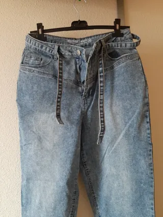 Vaqueros Mom Fit Beloved