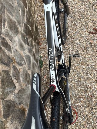 Bicicleta de carbono Cube reaction