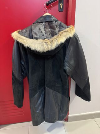 Parka negra con capucha Talla 40