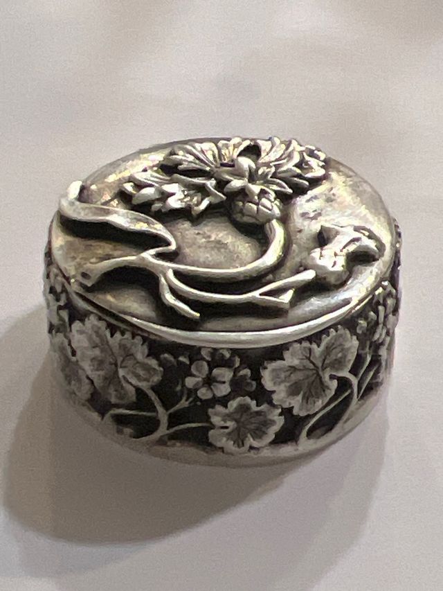 Cajita pastillero plata con flores