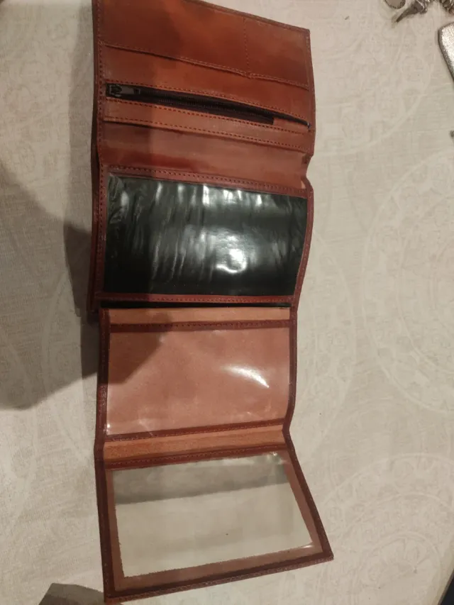 Cartera de piel marrón