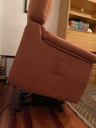 Sofá 2 plazas y sillón tela marrón.