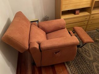 Sofá 2 plazas y sillón tela marrón.