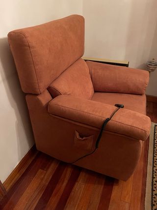 Sofá 2 plazas y sillón tela marrón.