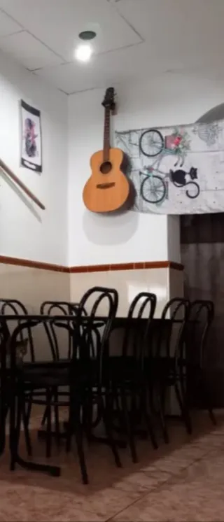 Guitarra Electroacústica Takamine con su colgador.