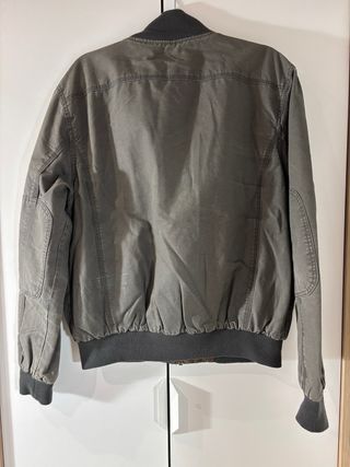 Chaqueta bomber reversible Zara.