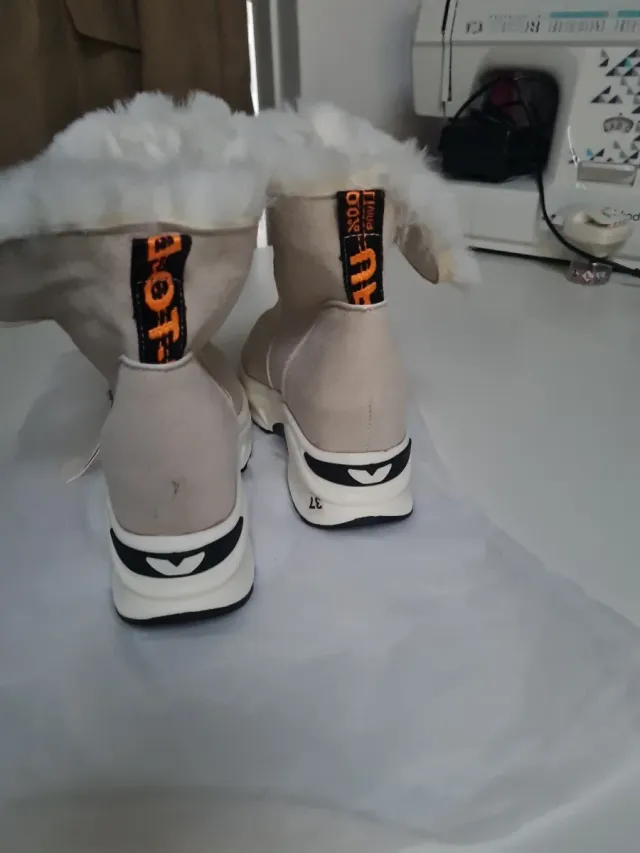 Botines infantiles beige calentitos