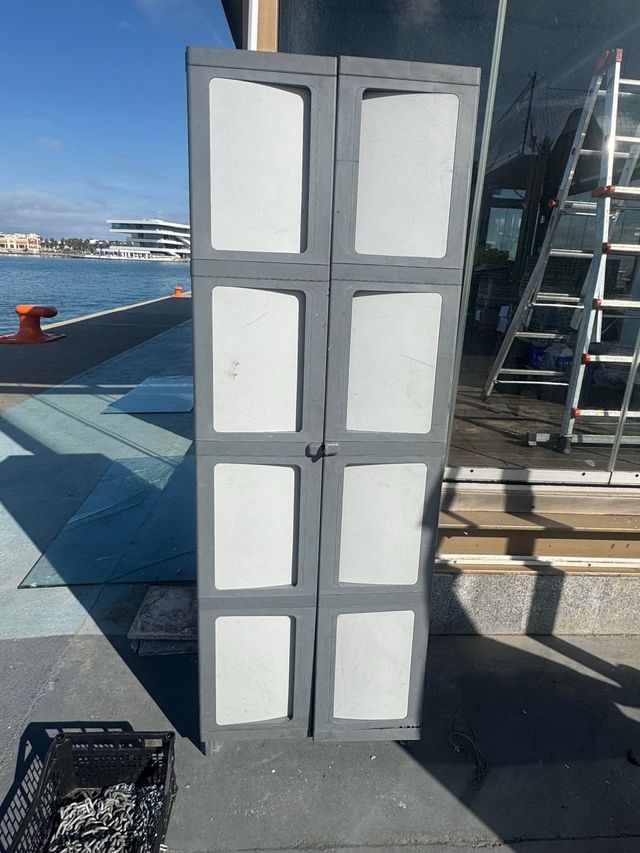 Armadio in plastica grigio e bianco