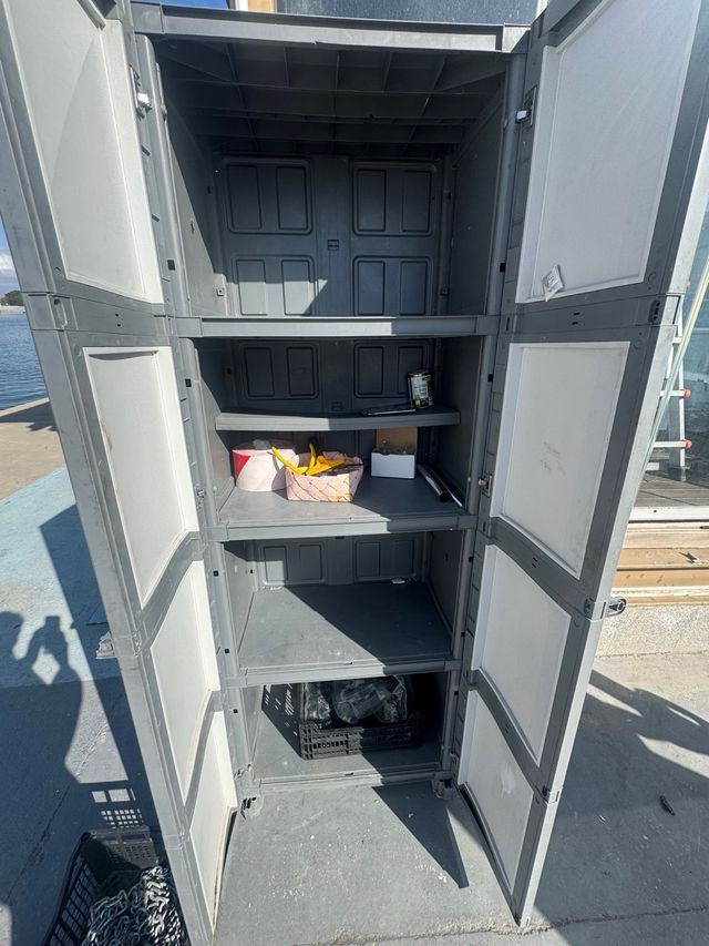 Armadio in plastica grigio e bianco