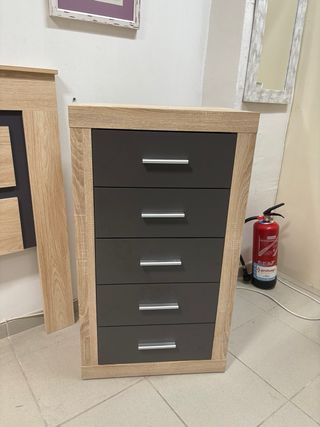 Muebles de habitación: cabecero, mesita y cómoda