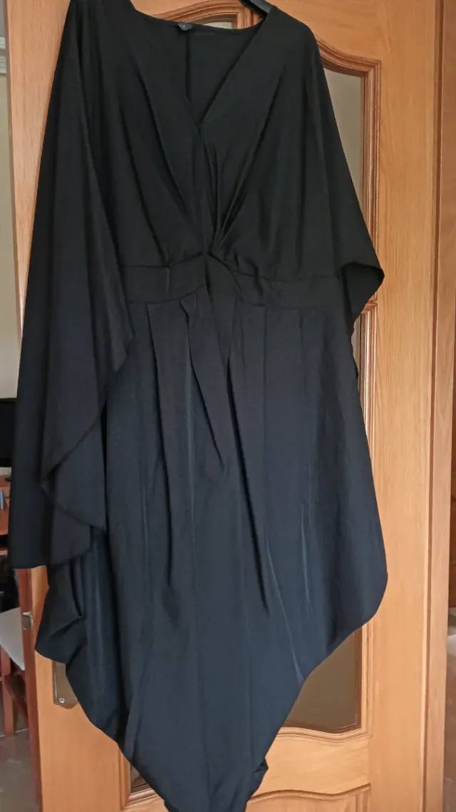 Vestido negro mangas murciélago