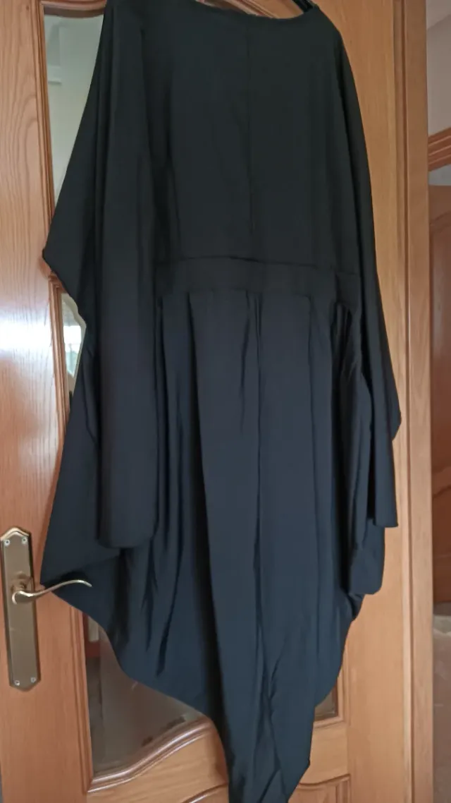Vestido negro mangas murciélago