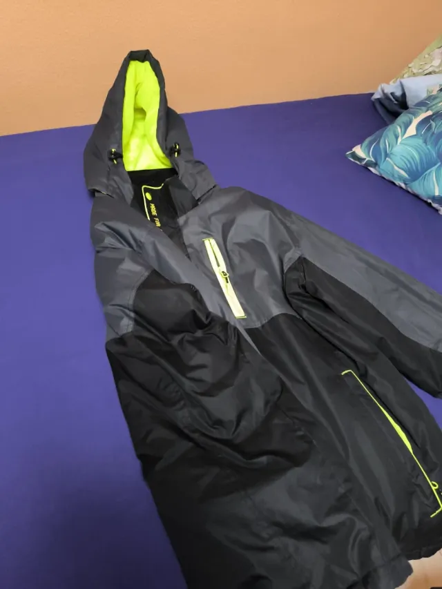 Chaqueta Negra y Gris con Forro Amarillo