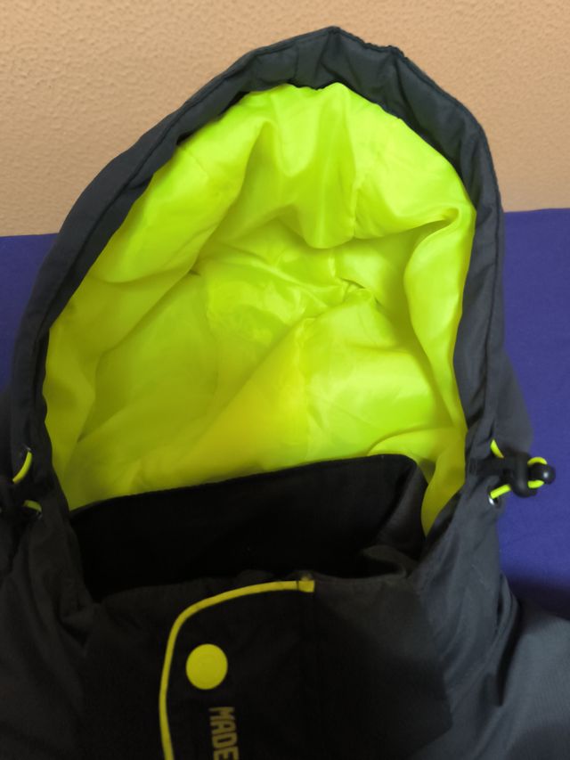 Chaqueta Negra y Gris con Forro Amarillo