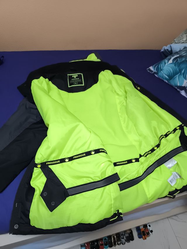 Chaqueta Negra y Gris con Forro Amarillo