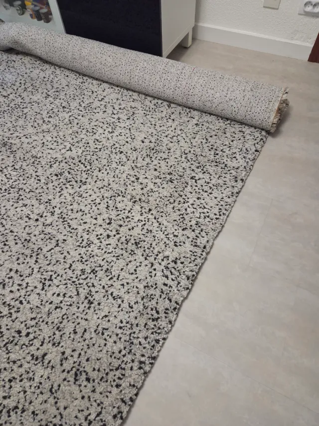 Alfombra gris,blanco  y negra