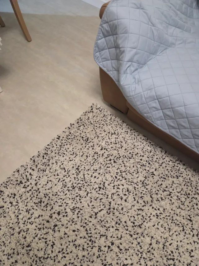 Alfombra gris,blanco  y negra