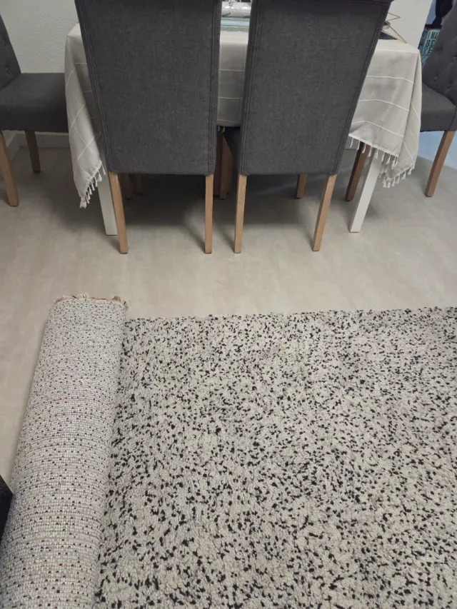 Alfombra gris,blanco  y negra