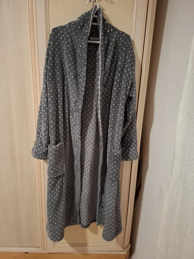 Bata de invierno gris con estrellas