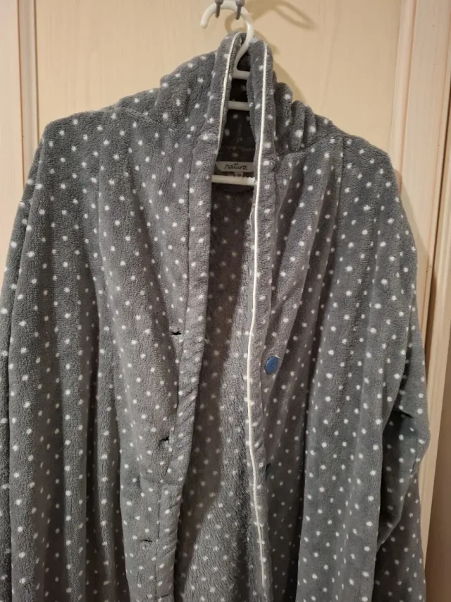 Bata de invierno gris con estrellas