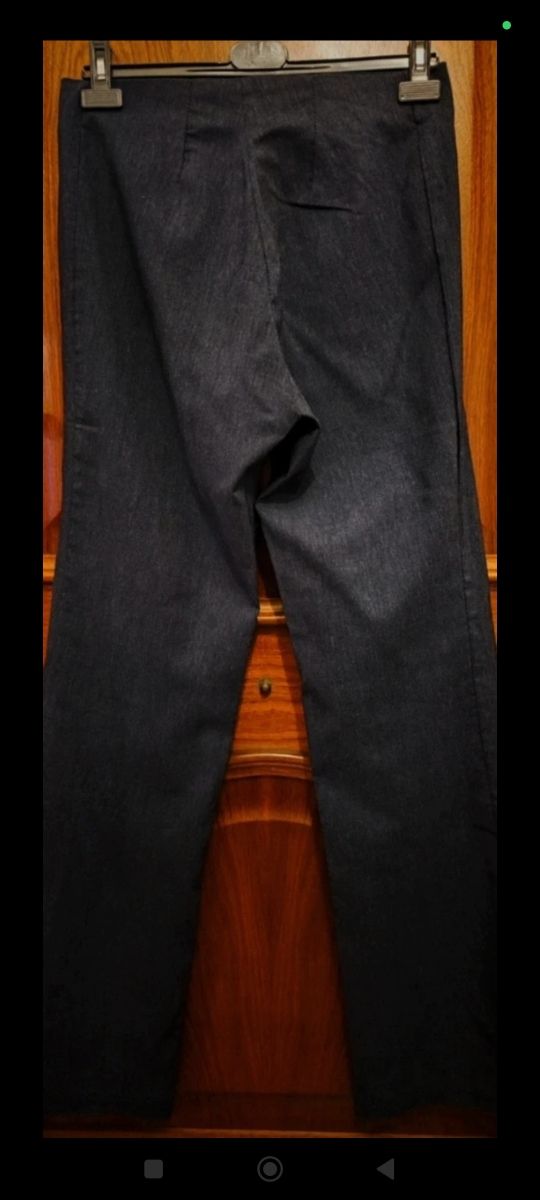 Pantalón azul marino, tejido denim