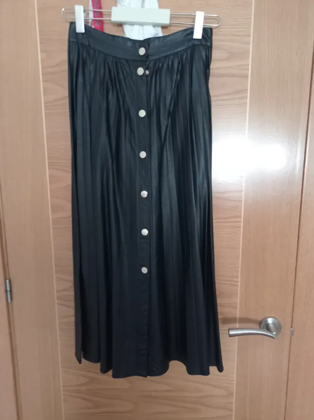 Falda Zara negra polipiel.