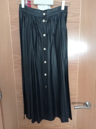 Falda Zara negra polipiel.