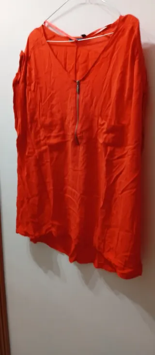 Blusa roja con cremallera