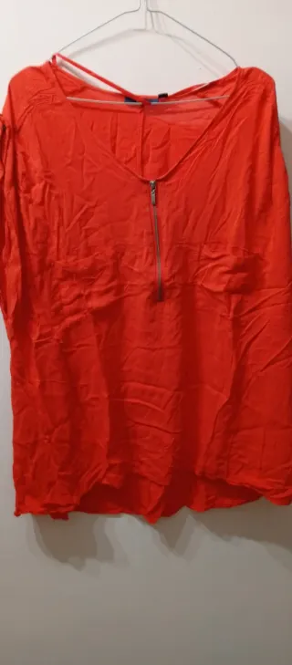 Blusa roja con cremallera