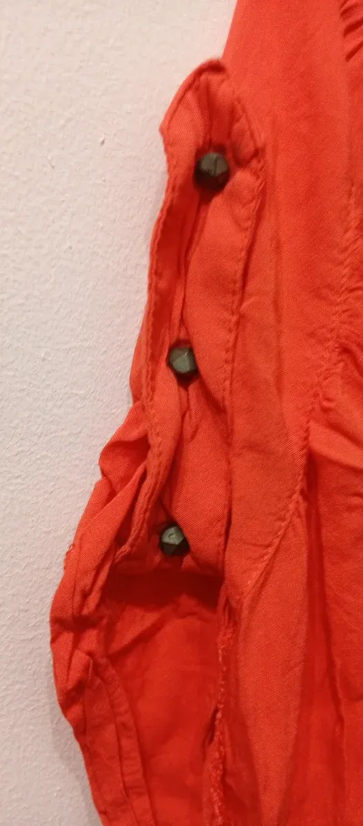 Blusa roja con cremallera