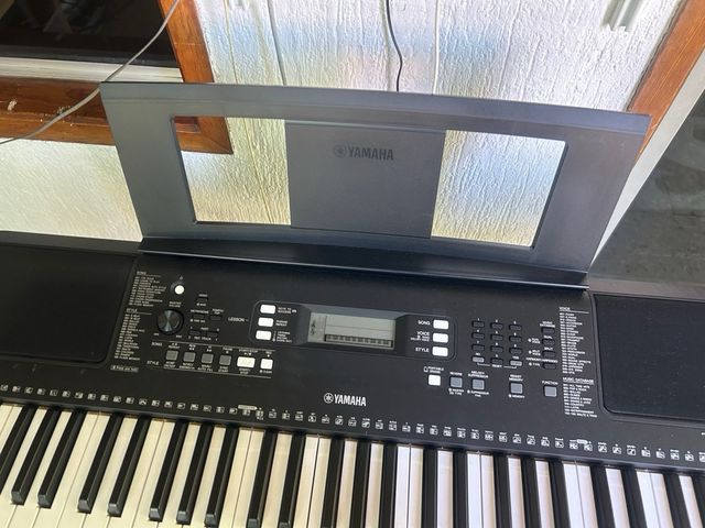 Teclado Yamaha PSR-E363 y soporte incluido