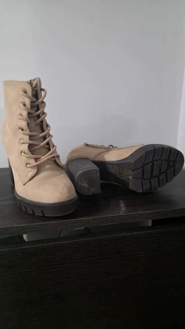 Botines Beige con Tacón Grueso y Cordones