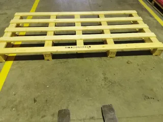 Palets de madera de 2.2m x 1.1m, 5 eu la unidad.