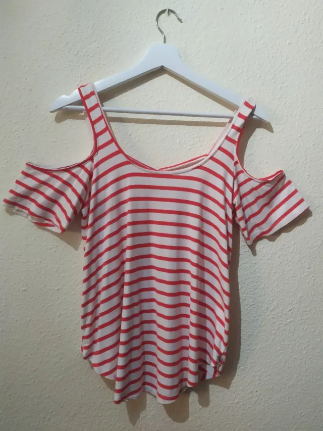 Camiseta de rayas blancas y rojas mujer de Bershka
