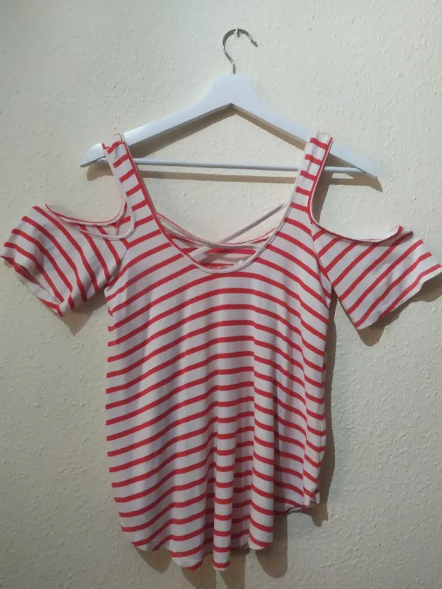 Camiseta de rayas blancas y rojas mujer de Bershka