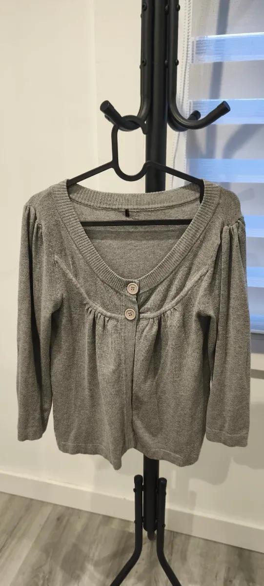 Chaqueta Bershka sin etiqueta, gris con botones.