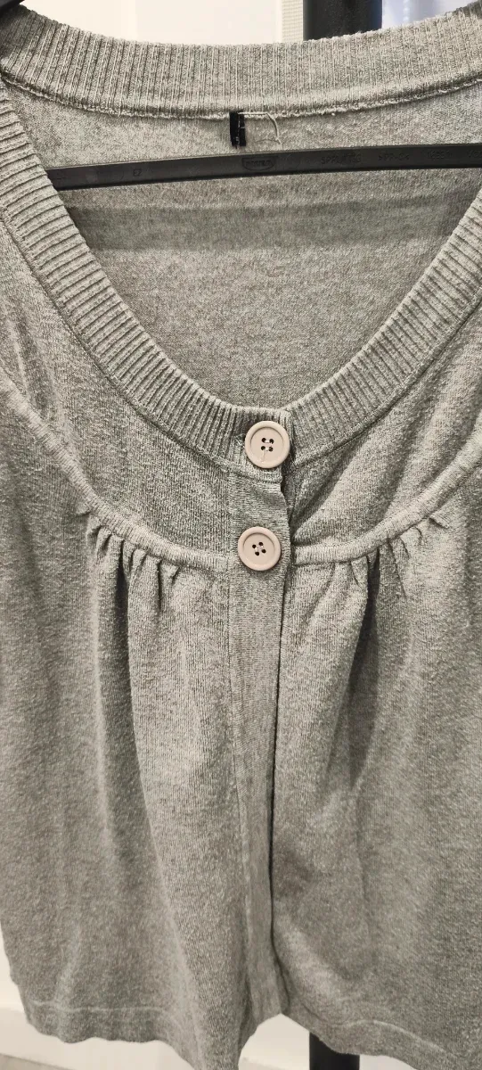 Chaqueta Bershka sin etiqueta, gris con botones.