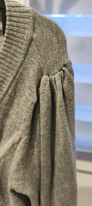 Chaqueta Bershka sin etiqueta, gris con botones.