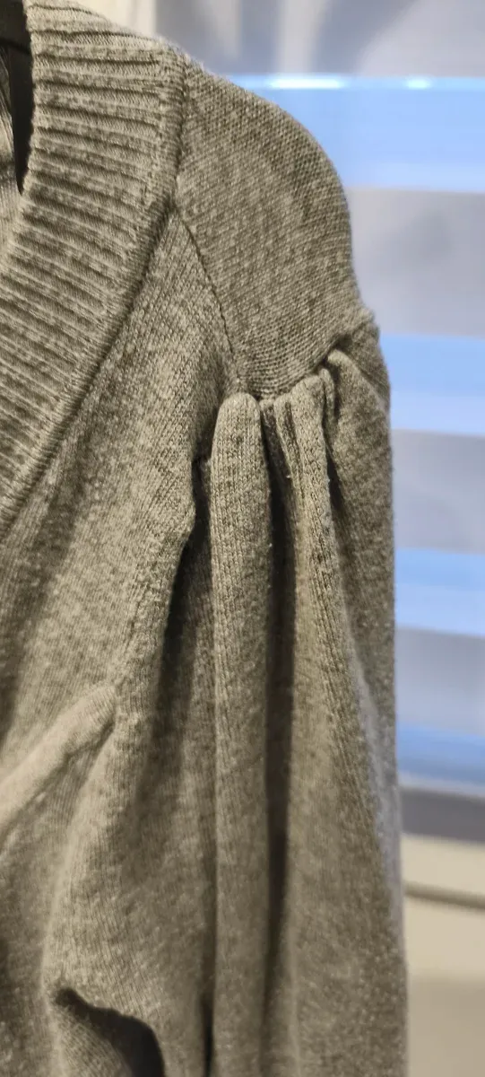 Chaqueta Bershka sin etiqueta, gris con botones.